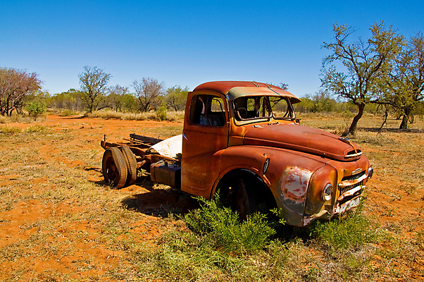 포토 JPG 해외이미지 도로 여행 교통시설 풍경 사람없음 야외 빨간색 손상 사막 호주 땅 영토 짐차 오지 해외202004 해외포토 길 컬러 교통 컨셉 자동차 오세아니아 시설 파일형식 이미지허브