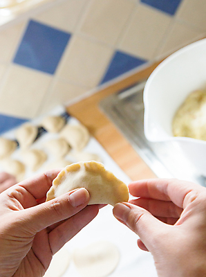 포토 JPG 해외이미지 전통 접시 손 할머니 음식 재료 탁자 치즈 감자 요리 사람없음 목재 주방 요리사 식사 저녁식사 침묵 신선 막대기 맛 먹기 향수 준비 날것 반죽 밀가루 점심식사 폭식 경단 라비올리 생식 스터핑 우크라이나 페스츄리 핸드메이드 현실 해외202004 해외포토 나무 직업 식기 여자 노년 유럽 빵 가구 컨셉 채소 모션 유제품 신체부위 소리 화장품 가루 파일형식 이미지허브