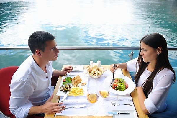 포토 JPG 해외이미지 커플 여자 남자 음식 바다 데이트 휴식 사랑 들기 앉기 상반신 성인 야외 두명 옆모습 식당 와인 식사 연애 성인만 해외202004 해외포토 감정 뷰포인트 컨셉 관계 모션 주류 사람 상점 파일형식 이미지허브