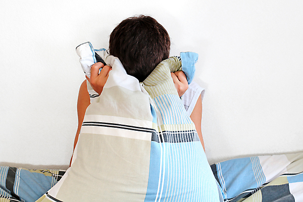 포토 JPG 해외이미지 백인 1 응시 남자 얼굴 생각 베개 주택 실내 사람 앉기 사람없음 10대 소파 슬픔 흰색 침대 고독 상처 울음 고민 걱정 싱글 패배 긴장 갸우뚱 숨김 우울증 트러블 혼란 해외202004 해외포토 서양인 시선 감정 컬러 가구 컨셉 의자 침구 모션 청소년 표정 내부 건물 신체부위 질병 파일형식 이미지허브