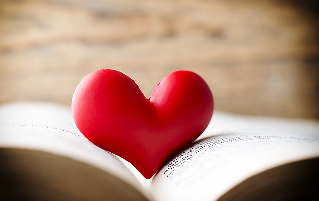 포토 JPG 해외이미지 모양 백그라운드 아이디어 발렌타인데이 사랑 사람없음 장식 책 빨간색 하트 마음 오브젝트 해외202004 해외포토 감정 컬러 컨셉 데이이벤트 파일형식 이미지허브