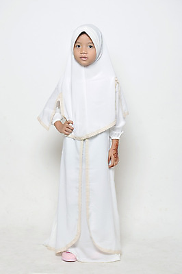 포토 JPG 해외이미지 1 손 여자 딸 행복 아시아 종교 얼굴 어린이 백그라운드 셔츠 신체 한명 미소 사람 동양인 빛 컬러풀 머리 유행 보라색 목도리 줄무늬 흰색 달콤 작음 이슬람교 수줍음 싱글 인도네시아 숭배 스타일 해외202004 해외포토 잡화 감정 나라 컬러 상의 무늬 가족 표정 인종 신체부위 맛 크기 파일형식 이미지허브