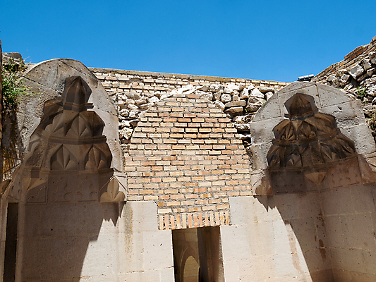 포토 JPG 해외이미지 아시아 도로 건축양식 하늘 출입구 동양인 사람없음 건물 장식 파란색 골동품 바위 중세 실크 아치 대리석 목각 칠면조 아랍어 옛날 카라반 해외202004 튀르키예 해외포토 건축물 건축 나라 길 컬러 재료 교통시설 조류 인종 돌_바위 직물 역사 캠핑카 파일형식 이미지허브