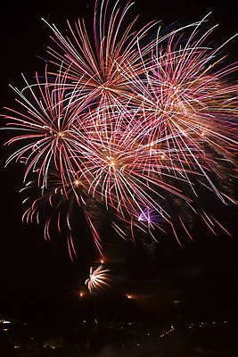 포토 JPG 해외이미지 전등 새해 불꽃놀이 사람없음 컬러풀 축제 로켓 축하 도시 야간 폭발 타운 독립기념일 해외202004 해외포토 자연요소 기념일 컬러 컨셉 놀이 조명 독립 파일형식 이미지허브