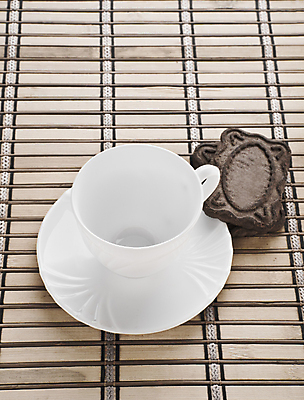 포토 JPG 해외이미지 커피 음료 음식 백그라운드 탁자 아침 휴식 바닥 사람없음 컵 갈색 쿠키 우주 식사 침묵 카페 머그컵 매트 흰색 뜨거움 달콤 아침식사 굽기 컵받침 오브젝트 향기 카푸치노 에스프레소 충동구매 카피스페이스 해외202004 해외포토 주간 식기 컬러 가구 컨셉 디저트 쇼핑 상점 소리 공백 맛 구이 받침대 냄새 과소비 파일형식 이미지허브