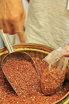 포토 JPG 해외이미지 식물 손 아시아 문화 음식 농업 가방 재료 태국 밥 건조 건강 식이요법 관리 씨앗 동양인 사람없음 갈색 바구니 상점 중국 직물 투명 컨테이너 먹기 국자 유기농 질감 날것 결 동쪽 흘림 흙더미 매각 작살 채식주의자 해외202004 해외포토 웰빙 잡화 나라 산업 컬러 무늬 모션 주방용품 인종 신체부위 흙 방향 채식 파일형식 더미 이미지허브