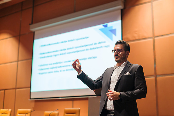 포토 JPG 해외이미지 직업 교육 남자 비즈니스 사업가 학교 회의 설명 한명 정장 손짓 이벤트 스터디 스크린 교육자 교사 정보 비즈니스맨 발표 가르침 작업실 정상 토론 강의 강당 컨설턴트 경영자 대학교 책임자 경영 세미나 지휘대 해외202004 해외포토 1 옷 모션 사람 학습 직장인 전문직 상담 리더 파일형식 이미지허브