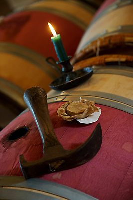 포토 JPG 해외이미지 촛불 사람없음 마개 망치 오크통 와인통 해외202004 해외포토 초 와인 뚜껑 공구 파일형식 이미지허브