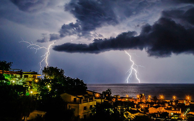 포토 JPG 해외이미지 구름 바다 자연 하늘 날씨 전등 파노라마 풍경 사람없음 가로 파란색 빛 검은색 어둠 힘 활발 에너지 광선 야간 위험 번개 장면 볼트 충격 폭풍 뇌우 스트라이크 요금 조감도 폭풍우 힘찬 해외202004 해외포토 자연요소 컬러 컨셉 조명 촬영기법 공구 비_날씨 자연재해 생태계 파일형식 이미지허브