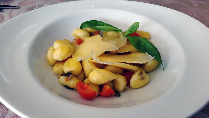 포토 JPG 해외이미지 전통 접시 음식 다이어트 토마토 채소 부분 탁자 치즈 감자 파스타 건강 요리 사람없음 노란색 식당 식사 저녁식사 이탈리아 흰색 신선 뜨거움 고명 우아함 맛 지중해 먹기 준비 레시피 바질 점심식사 핸드메이드 해외202004 해외포토 식기 유럽 바다 컬러 가구 컨셉 모션 유제품 서양음식 상점 파일형식 이미지허브