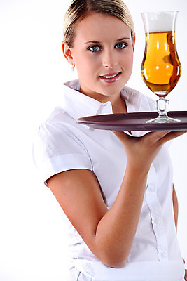 포토 JPG 해외이미지 직업 학생 셔츠 유리 맥주 쟁반 따뜻함 한명 금발 식당 카페 잡기 업무 바 술집 웨이트리스 종업원 흰배경 질서 연습생 견습생 해외202004 해외포토 1 헤어스타일 백그라운드 상의 모션 재질 주류 사람 상점 흰색 예절 작업 연습 파일형식 이미지허브