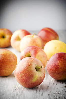 포토 JPG 해외이미지 음식 오렌지 과일 탁자 건강 사람없음 목재 여름 농작물 갈색 가을 그룹 달콤 사과 유기농 숙성 채식주의자 해외202004 해외포토 나무 웰빙 계절 컬러 가구 농업 재료 맛 채식 파일형식 이미지허브