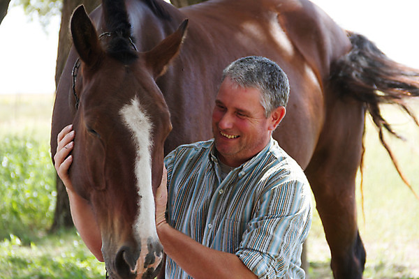 포토 JPG 해외이미지 동물 백인 라이프스타일 남자 행복 자연 한명 사람 성인 야외 농장 목장 시골 붓 승마 카우보이 승차 라이더 해외202004 해외포토 서양인 1 감정 스포츠 농업 모션 생활 생태계 파일형식 이미지허브