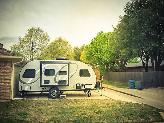 포토 JPG 해외이미지 라이프스타일 공원 도로 여행 가족 교통시설 자동차 자연 모바일 휴가 주택 풍경 사람없음 야외 목재 울타리 여행객 정원 미국 캠핑 차도 도시 판넬 중앙 승합차 캠핑장 싱글 대문 트레일러 리빙 이웃 뒤뜰 심기 카라반 텍사스 해외202004 해외포토 나무 공공시설 길 육상교통 교통 북아메리카 재료 관계 모션 승용차 레저 사람 건물 생활 담장 문 시설 생태계 캠핑카 파일형식 이미지허브