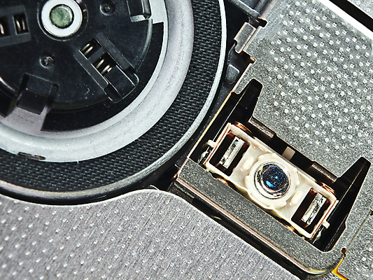 포토 JPG 해외이미지 컨셉 모바일 쟁반 사람없음 내부 파란색 노트북 빛 컴퓨터 디지털 자료 기계 장비 운전 정보 CD 전자 수납 DVD 보유 블러 플레이어 화상 해외202004 해외포토 컬러 모션 전자제품 상처 파일형식 이미지허브