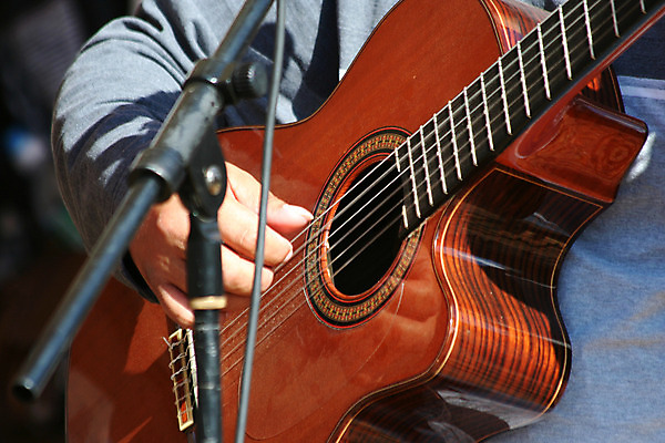 포토 JPG 해외이미지 남자 줄 음악 손가락 놀이 사람없음 목재 금속 콘서트 연주자 음악가 기구 기타 기타리스트 뮤지컬 플레이어 해외202004 해외포토 나무 직업 손 재료 재질 현악기 문화예술 사람 공연 파일형식 이미지허브