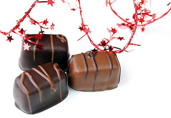 포토 JPG 해외이미지 음식 백그라운드 휴가 디저트 발렌타인데이 사탕 선물 사랑 사람없음 장식 갈색 초콜릿 어둠 기쁨 흰색 대접 달콤 맛 폐기물 설탕 먹기 모음 충동구매 고립 프랄린 해외202004 해외포토 감정 컬러 컨셉 모션 데이이벤트 쇼핑 쓰레기 과소비 파일형식 이미지허브