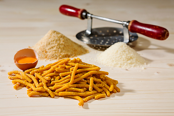 포토 JPG 해외이미지 전통 음식 탁자 치즈 파스타 요리 사람없음 가로 금속 주방 식사 이탈리아 도구 신선 준비 반죽 핸드메이드 해외202004 해외포토 유럽 가구 재질 유제품 서양음식 파일형식 이미지허브