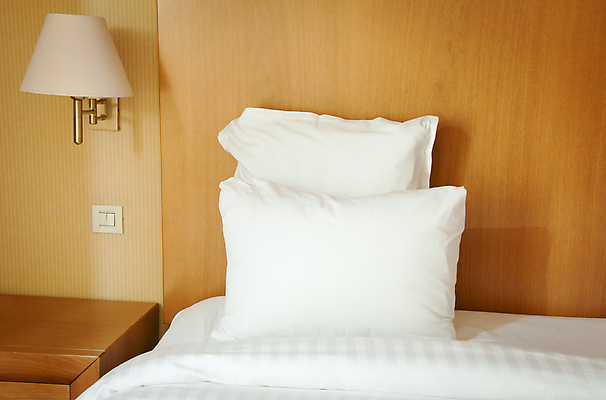 포토 JPG 해외이미지 디자인 여행 가구 2 패턴 비즈니스 베개 침구 호텔 휴식 조명 아파트 주택 사람없음 내부 목재 장식 침실 방 흰색 침대 램프 우아함 야간 담요 맨션 시트 여관 안락 해외202004 해외포토 자연요소 나무 컬러 생활용품 컨셉 무늬 재료 숙소 건물 파일형식 이미지허브