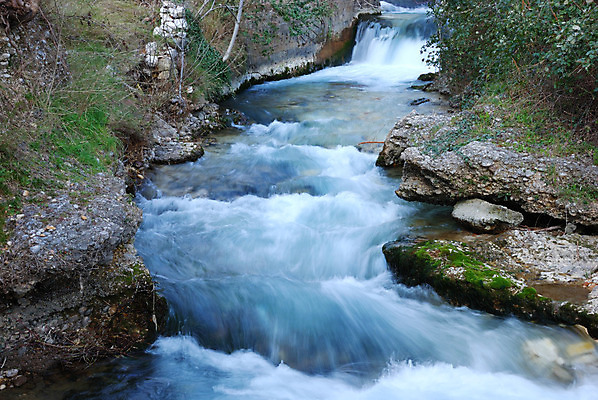 포토 JPG 해외이미지 나무 공원 모션 자연 날씨 풍경 사람없음 야외 초록색 물 강 평화 환경 폭포 젖음 흐름 바위 흰색 개울 떨어짐 크리스탈 암초 스플래쉬 해외202004 해외포토 자연요소 식물 공공시설 컬러 컨셉 돌_바위 광석 생태계 파일형식 이미지허브