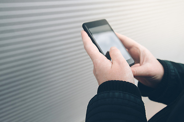 포토 JPG 해외이미지 백인 라이프스타일 손 외관 여자 벽 겨울 통신 모바일 거리 성인 사람없음 야외 전자제품 스마트폰 핸드폰 청춘 햇빛 추위 잡기 도시 발표 메시지 뉴스 이메일 비밀 알림 타운 숨김 문자메시지 인기 해외202004 해외포토 서양인 계절 컨셉 모션 사람 생활 신체부위 스마트기기 태양 파일형식 이미지허브