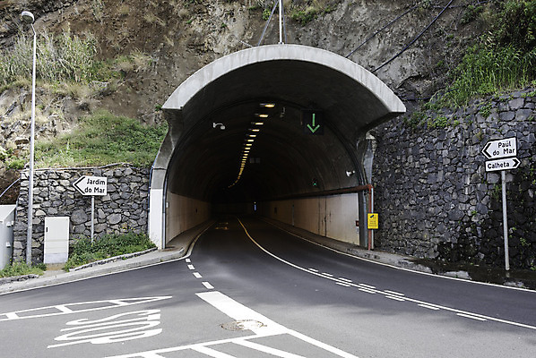 포토 JPG 해외이미지 도로 산 사람없음 와인 터널 방향 암초 해외202004 해외포토 길 교통시설 주류 파일형식 이미지허브