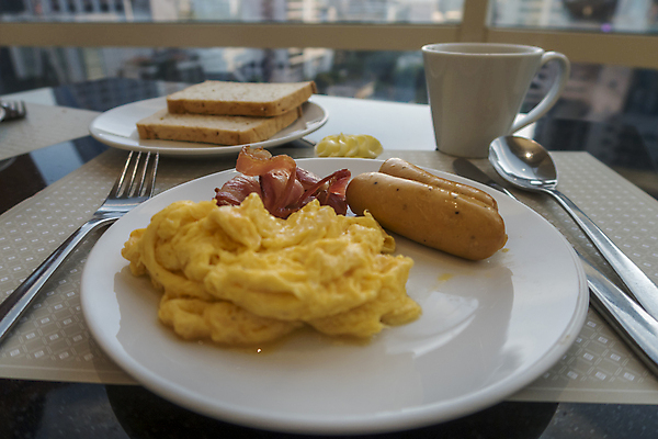 포토 JPG 해외이미지 접시 영어 커피 음식 빵 토마토 콩 감자 육류 요리 사람없음 옆모습 계란 숟가락 맑음 식사 버섯 튀김 뜨거움 소시지 아침식사 굽기 가득함 각도 토스트 베이컨 노른자 평야 해로움 해외202004 해외포토 문자 식기 음료 뷰포인트 컨셉 채소 식재료 자연 날씨 곡류 수저 돼지고기 알 가공식품 구이 파일형식 이미지허브