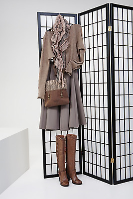 포토 JPG 해외이미지 옷 문화 백그라운드 신발 가방 장신구 사람없음 내부 스크린 검은색 목도리 침묵 재킷 흰색 화려 오브젝트 정사각형 고립 구성 접기 스타일 해외202004 해외포토 도형 잡화 컬러 컨셉 모션 소리 외투 파일형식 이미지허브