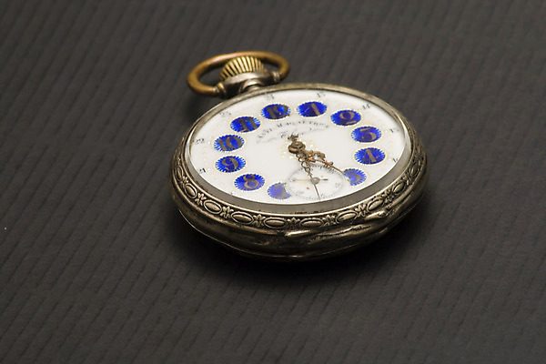 포토 JPG 해외이미지 시계 조각 바람 사람없음 목재 가로 숫자 문 골동품 시간 야간 손목시계 로마인 분 옛날 해외202004 해외포토 자연요소 나무 문자 재료 장신구 날씨 인종 파일형식 이미지허브