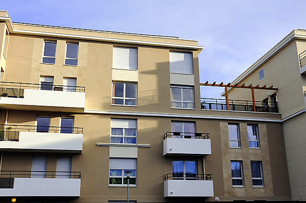 포토 JPG 해외이미지 외관 유럽 벽 건축양식 창문 난간 유리 하늘 새로움 거리 아파트 주택 사람없음 야외 건물 파란색 도시풍경 판매 문 프랑스 발코니 바위 흰색 도시 얼룩 센터 재산 도심 묘사 투자 시멘트 이웃 프랑스어 교외 콘크리트 스타일 소유 해외202004 해외포토 문자 건축물 건축 나라 컬러 컨셉 비즈니스 재질 풍경 금융 돌_바위 파일형식 이미지허브