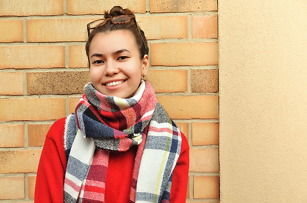 포토 JPG 해외이미지 모델 1 라이프스타일 옷 여자 행복 안경 얼굴 벽 백그라운드 벽돌 거리 한명 서기 미소 사람 성인 유행 우주 목도리 도시 스웨터 매듭 긍정 스타일 해외202004 해외포토 잡화 감정 컨셉 상의 모션 표정 생활 신체부위 파일형식 이미지허브