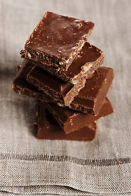 포토 JPG 해외이미지 음식 조각 다이어트 디저트 건강 사람없음 갈색 쌓기 초콜릿 검은색 어둠 사막 식탁보 닫기 달콤 맛 냅킨 코코아 덩어리 제비 깨짐 카카오 억울 해외202004 해외포토 감정 음료 컬러 컨셉 모션 조류 파일형식 이미지허브