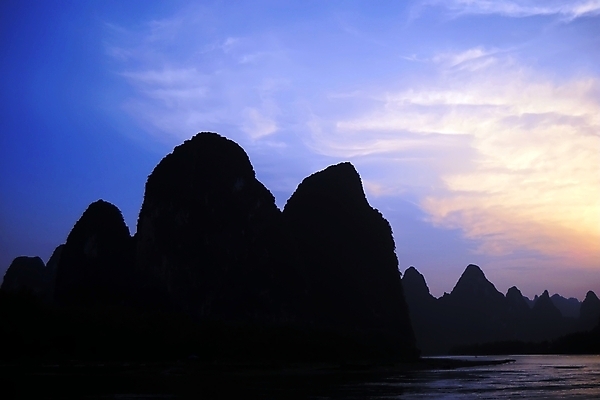 포토 JPG 해외이미지 호수 산 풍경 사람없음 물 강 은색 언덕 A 현재 해외202004 해외포토 자연요소 알파벳 컬러 컨셉 파일형식 이미지허브