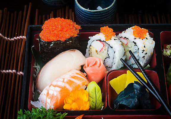 포토 JPG 해외이미지 전통 접시 음식 조각 백그라운드 다이어트 젓가락 밥 새우 건강 어류 요리 동양인 사람없음 세트 계란 일본 식사 초밥 회 신선 해조류 맛 고추냉이 참치 먹기 장어 해산물 날것 롤 연어 아보카도 캐비아 해외202004 해외포토 식기 아시아 컨셉 과일 식재료 모션 수저 갑각류 인종 알 수중동물 양념 해양식물 일본음식 파일형식 이미지허브