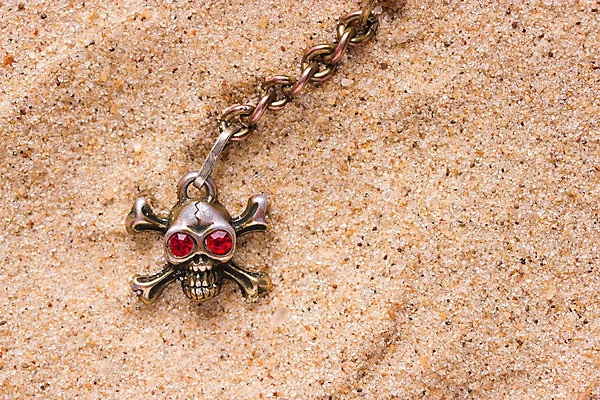 포토 JPG 해외이미지 여행 백그라운드 컨셉 지도 돈 장신구 가이드 탁자 휴가 뼈 골격 사람없음 상자 머리 금속 동전 검은색 할로윈 수확 죽음 칼날 황금 유령 정상 위험 나침반 방향 모험가 책상 오브젝트 복고 사냥 해적 보물 궤 그런지 옛날 해골모형 스타일 카피스페이스 해외202004 해외포토 직업 컬러 가구 농업 재질 신체부위 모형 공백 재산 도둑 파일형식 이미지허브