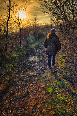 포토 JPG 해외이미지 길 겨울 자연 산 풍경 사람없음 걷기 일몰 이탈리아 산책 언덕 혼자 해외202004 해외포토 계절 유럽 모션 휴식 노을 생태계 파일형식 이미지허브