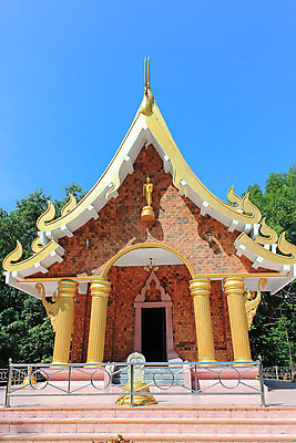 포토 JPG 해외이미지 나무 전통 외관 아시아 종교 문화 불교 건축양식 태국 하늘 미술 동양인 사람없음 건물 파란색 교회 마을 흰색 기도 시골 사찰 역사 황금 숲 신성 수도원 옛날 웅장함 해외202004 해외포토 식물 건축물 건축 나라 컬러 종교건축 문화예술 인종 파일형식 이미지허브