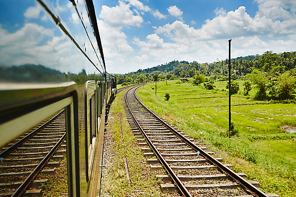 포토 JPG 해외이미지 구름 아시아 선 여행 포즈 창문 교통시설 모션 자연 하늘 휴가 산 풍경 사람없음 여름 햇빛 맑음 힘 기차 방향 언덕 속도 디젤 스리랑카 옛날 해외202004 해외포토 자연요소 계절 나라 육상교통 교통 날씨 대중교통 태양 시설 생태계 파일형식 이미지허브