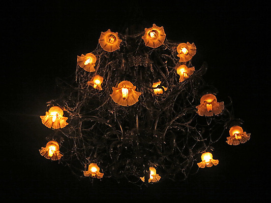 포토 JPG 해외이미지 모양 디자인 가구 전구 조명 실내 매달리기 그림자 미술 사람없음 내부 장식 빛 금속 검은색 어둠 수확 골동품 램프 황금 클래식 고급 거미줄 천장 샹들리에 옛날 해외202004 해외포토 컬러 생활용품 컨셉 농업 모션 재질 문화예술 파일형식 이미지허브