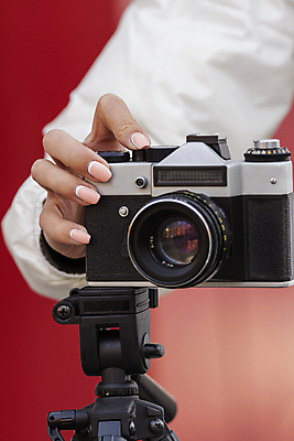 포토 JPG 해외이미지 손 여자 백그라운드 모션 자연 조명 사람 성인 사람없음 야외 세로 빛 카메라 디지털 사진촬영 장비 잡기 도시 사진사 필름 영화 그림 만들기 아날로그 삼각대 빛망울 실행 해외202004 해외포토 문화예술 신체부위 전자제품 촬영 작가 생태계 파일형식 이미지허브