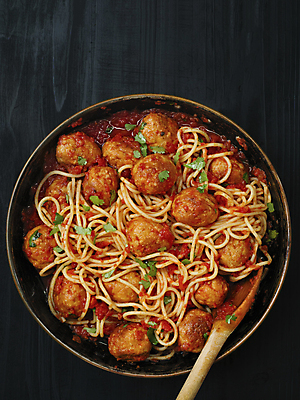 포토 JPG 해외이미지 접시 검은배경 파스타 실내 사람없음 하이앵글 미트볼 나무주걱 미트볼스파게티 해외202004 해외포토 식기 음식 뷰포인트 백그라운드 서양음식 스파게티 내부 목재 검은색 주걱 파일형식 이미지허브