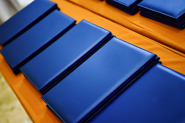 포토 JPG 해외이미지 직업 남자 별 종이 백그라운드 컨셉 탁자 이벤트 사람없음 책 빛 쪽지 공책 경쟁 오픈 정상 소프트포커스 작가 읽기 책상 사인 주기 결재 시트 서명 인기 절정 해외202004 해외포토 자연요소 가구 비즈니스 모션 문구용품 촬영기법 사람 파일형식 이미지허브