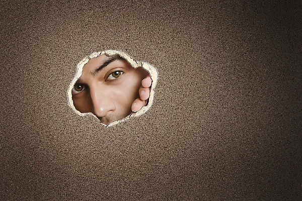 포토 JPG 해외이미지 응시 남자 종이 얼굴 한명 성인 잡기 구멍 엿보기 질감 찢어짐 성인남자한명만 해외포토 1 시선 모션 사람 신체부위 남자한명만 성인남자만 파일형식 이미지허브