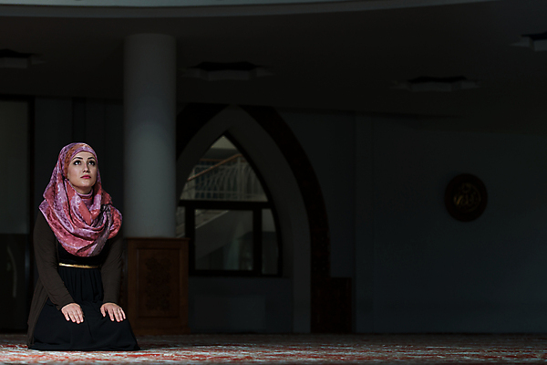 포토 JPG 해외이미지 전통 옷 여자 종교 흑백 관리 한명 내부 믿음 흰색 기도 의식 중앙 이슬람교 심볼 명상 모스크 신성 동쪽 묵주 라마단 숭배 신앙심 아랍어 해외202004 해외포토 1 감정 컬러 종교용품 촬영기법 사람 방향 파일형식 이미지허브