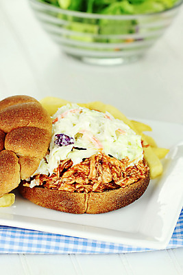 포토 JPG 해외이미지 스튜디오촬영 음식 탁자 패스트푸드 샌드위치 육류 요리 사람없음 목재 세로 여름 식사 저녁식사 치킨 샐러드 튀김 햄버거 흰색 시골 신선 인스턴트 바비큐 준비 양배추 점심식사 번 정물화 해외202004 해외포토 나무 계절 빵 컬러 가구 채소 식재료 재료 실내 그림 닭고기요리 파일형식 이미지허브