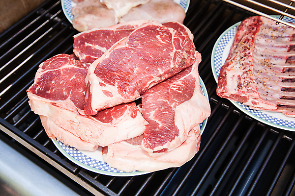 포토 JPG 해외이미지 접시 음식 다이어트 재료 뼈 마늘 육류 돼지고기 스테이크 요리 비프스테이크 사람없음 목재 빨간색 주방 정원 식사 저녁식사 소고기 햄버거 신선 뜨거움 그릴 바비큐 자르기 굽기 먹기 허리 향신료 준비 날것 후추 양고기 로즈메리 쪽파 뒤뜰 등심 백리향 송아지고기 식용 해외202004 해외포토 나무 식기 컬러 채소 식재료 모션 주방용품 패스트푸드 서양음식 건강 신체부위 구이 허브 파 향미료 파일형식 이미지허브