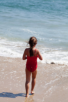 포토 JPG 해외이미지 백인 여자 수영복 행복 어린이 모래 파도 바다 장난 가족 자연 놀이 휴가 건강 한명 사람 인종 야외 빨간색 물 달리기 운동 봄 젖음 흰색 작음 땅 흥분 해외202004 해외포토 자연요소 서양인 1 옷 계절 감정 컬러 관계 모션 크기 생태계 파일형식 이미지허브