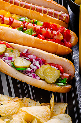 포토 JPG 해외이미지 접시 피망 파프리카 실내 사람없음 세개 소시지 케첩 피클 일렬 핫도그 감자칩 적양파 해외202004 해외포토 식기 음식 채소 양파 패스트푸드 3 내부 과자 소스_음식 가공식품 칩_음식 절임 파일형식 이미지허브