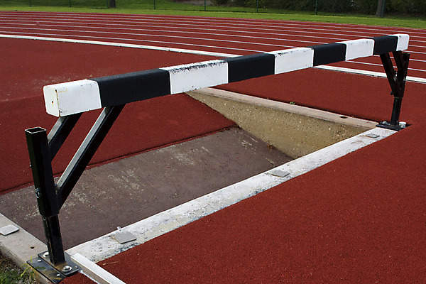 포토 JPG 해외이미지 스포츠 밭 사람없음 가로 빨간색 초록색 달리기 경기장 도전 흰색 허들 장애물 선로 철강 해외202004 해외포토 컬러 농업 스포츠시설 모션 파일형식 이미지허브