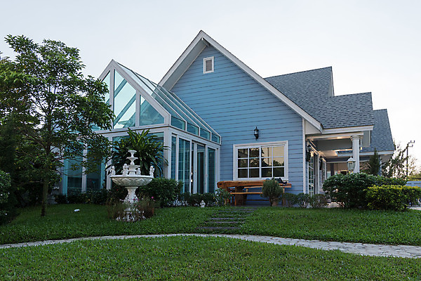 포토 JPG 해외이미지 나무 오렌지 창문 교실 가족 하늘 지붕 날씨 주택 굴뚝 잔디 사람없음 목재 파란색 정원 침묵 조약돌 흰색 시골 만 우아함 중앙 만족 싱글 지역 양귀비 손질 대출 구식 빅토리아 옛날 흥미 소유 해외202004 해외포토 식물 교육 꽃 감정 컬러 컨셉 과일 재료 학교 관계 건물 금융 소리 돌_바위 파일형식 이미지허브